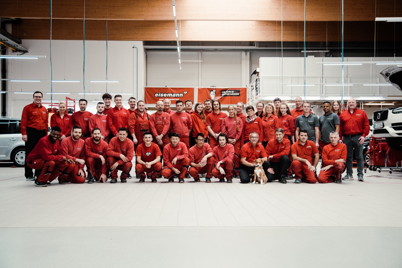 Mannschaftsfoto: Das Team aus der Karosserie-Werkstatt, Lackiererei und Büro